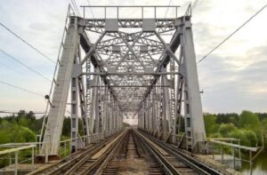 В Марганце школьник упал с железнодорожного моста на рельсы