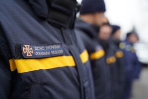 На Днепропетровщине спасатели помогли женщине попасть в квартиру, где взаперти оказался ее ребенок