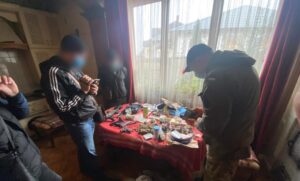Под Харьковом полицейские нашли у мужчины оружие и боеприпасы (фото)