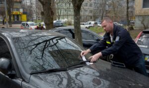 В Киеве начали штрафовать за парковку во дворах