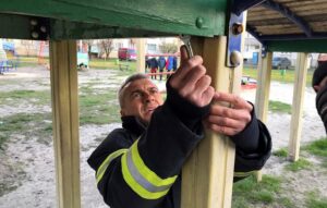 На Днепропетровщине спасатели освободили ребенка, застрявшего ногой в детской горке