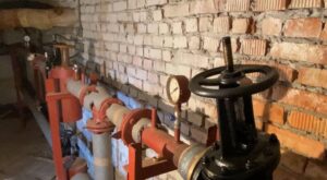 В многоэтажном доме на Шодуаровской обновили изношенные подвальные коммуникации (Видео)