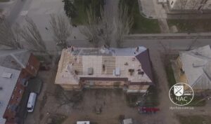 В Днепре на Энергетиков в жилом доме капитально ремонтируют крышу (Видео)