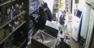 В Днепре на Тополе неизвестные ограбили продуктовый магазин (Видео)