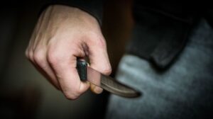 В Кривом Роге мужчина пырнул товарища ножом под магазином