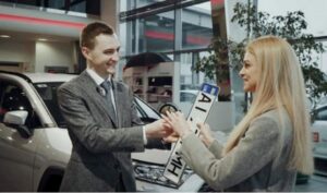 Новые авто в Украине стали получать номера прямо в автосалоне