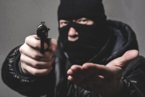 В Каменском мужчина, угрожая сотруднице пистолетом, ограбил “Швидко Гроші”