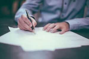 В Кривом Роге женщина продавала поддельные справки об отсутствии коронавируса