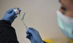 Вакцина Pfizer и Coronavac: кого будут прививать этими препаратами
