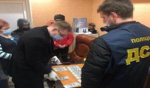 Чиновника Николаевской Госпотребслужбы “поймали” на взятке в 2 тысячи долларов