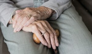 В Днепре из-за резкого торможения троллейбуса пенсионерка разбила голову