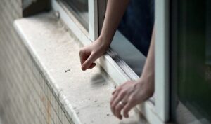 В Днепре женщина выпрыгнула в окно на глазах мужа и ребенка
