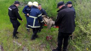 В Марганце спасли девочку-подростка, которая упала в яму
