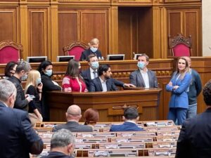 Новоизбранный нардеп Аксенов принял присягу под крики “Ганьба”