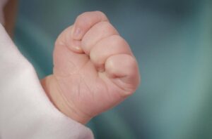 Под Черновцами 18-летняя девушка потеряла ребенка после драки с соседкой