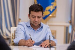 Зеленский ввел в действие санкции СНБО против “воров в законе”, боевиков и оккупантов