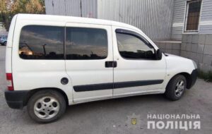В Днепре на Донецком шоссе иностранец обокрал автомобиль (Фото)
