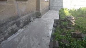 В Днепре на улице Ивасюка отремонтировали отмостку вокруг дома (Видео)