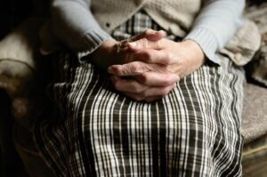 На Киевщине 49-летний внук изнасиловал свою 91-летнюю бабушку