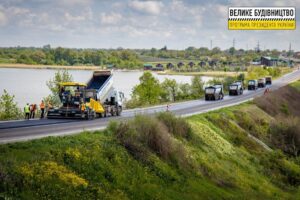 Под Днепром на самой длинной трассе страны уже кладут асфальт (фото)