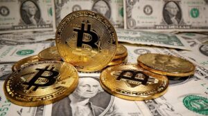 Биткоин стремительно дешевеет: курс опустился до $30 тысяч