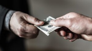 В Херсоне директор больницы попался на взятке в 100 тысяч гривен