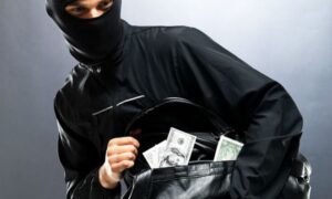 В Павлограде иностранец похитил из автомобиля более 200 тыс. гривен