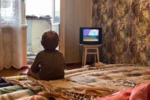 В Черкассах ребенок едва не выпал из окна, пока мать зарабатывала интимом