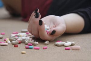 Поссорилась с родителями: в днепровской больнице спасают девушку, которая пыталась покончить с собой