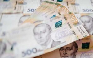 В Украине выросла средняя зарплата: кто получает больше всего
