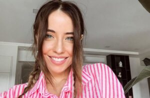 Надя Дорофеева с задранным платьем показала трусы (фото)