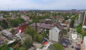 В Днепре на улице Грушевского в многоэтажном доме отремонтировали старую крышу (Видео)