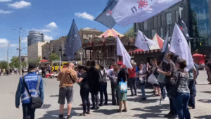 В Днепре устроили шествие против вакцинации и дистанционного обучения (видео)