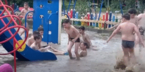 В Кривом Роге дети купаются на детских площадках (видео)
