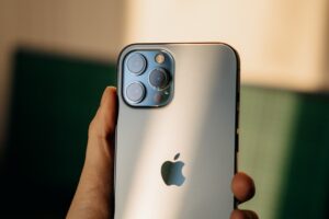 В Киеве мужчина набил тату с логотипом магазина техники ради iPhone 12