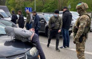 Нападали и пытали раскаленным утюгом: под Киевом задержали опасную банду (фото)