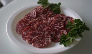 Специалисты рассказали, какая колбаса очень вредна для организма
