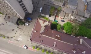 В Днепре на улице Курчатова заменили старую прогнившую крышу (Видео)