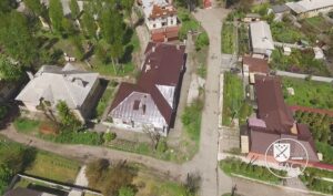 В Днепре на Воздухофлотской в многоквартирном доме отремонтировали аварийную крышу