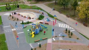В Днепре беспредельщики разломали имущество в сквере (фото)