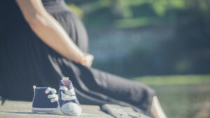 На Днепропетровщине женщина похоронила преждевременно родившегося ребенка во дворе
