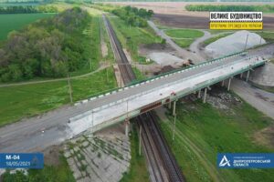Под Днепром на главной трассе страны, армируют мосты (фото)