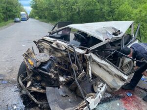 В Кривом Роге произошло серьезное ДТП с фурой: машина разбита вдребезги (Фото)