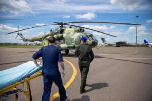 Тяжелораненого украинского бойца из Днепра перевезли в Киев