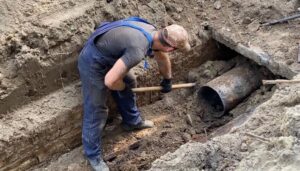В Днепре на Хмельницкого проводят замену изношенных теплотрасс (Видео)