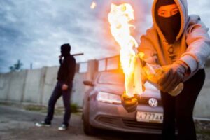 В Кривом Роге неизвестные в масках пытались поджечь автомобиль
