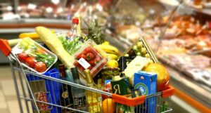 Свинина подорожала, а яйца – подешевели: как изменились цены в супермаркетах Днепра