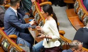 Нардеп от “Слуги народа”  Савченко пришла в Раду с сумкой за $4700