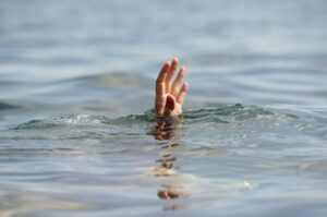 В Подгородном из водоема спасатели достали тело мужчины