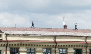 Каждый шаг мог быть последним: в Днепре школьницы гуляли по крышам домов